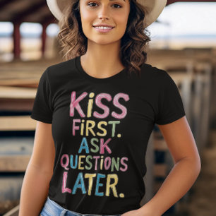 Hand-getrokken zinsnede kus eerst, stel vragen lat t-shirt