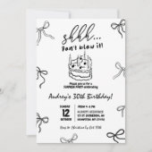 Hand getrokken zwarte boog taart verrassing verjaa kaart (Voorkant)