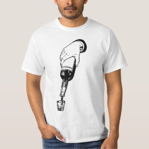 Hand Gieten Whiskey In Shot Gloss Drink kunst T-shirt