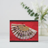 Hand Held Fan op een rode achtergrond Briefkaart (Staand voorkant)