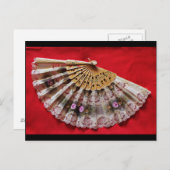 Hand Held Fan op een rode achtergrond Briefkaart (Voorkant / Achterkant)