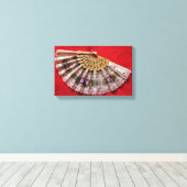 Hand Held Fan op een rode achtergrond Canvas Afdruk (Insitu (Houten vloer))