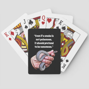 Hand Holding baby Slang Reptiel citeert kunst Pokerkaarten