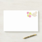 Hand houdt bloemen vast post-it® notes (Op bureau)