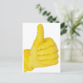 hand in gele latexhandschoen briefkaart (Staand voorkant)