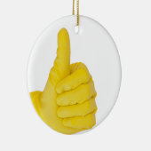 hand in gele latexhandschoen keramisch ornament (Rechts)
