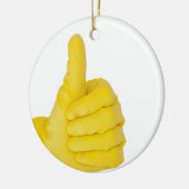 hand in gele latexhandschoen keramisch ornament (Links)