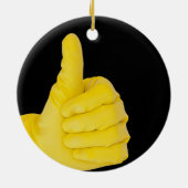 hand in gele latexhandschoen keramisch ornament (Achterkant)