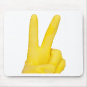 hand in gele latexhandschoen muismat (Voorkant)