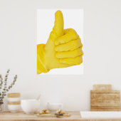hand in gele latexhandschoen poster (Keuken)