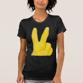 hand in gele latexhandschoen t-shirt (Voorkant)