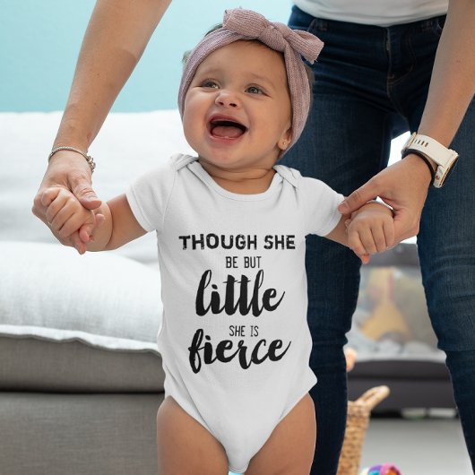 Hand Letter Hoewel ze maar klein is ze Fierce Romper