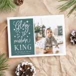 Hand Lettered Glory | Kerstfotokaart Feestdagenkaart<br><div class="desc">Met de moderne,  op typografie gebaseerde vakantiefootkaart is uw favoriete foto voorzien van "Glory to the newborn king" naast de typografie met witte letters. Pas uw persoonlijke familienaam,  persoonlijke namen en/of uw eigen kerstbericht aan. Kaarten keren terug naar een patroon van witte sneeuw en sterren op een groene sparrenachtergrond.</div>