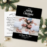 Hand Lettered Kerstfamilie Foto zwart Briefkaart<br><div class="desc">Verspreid feestvreugde met dit moderne briefkaart met uw horizontale foto, Merry Christmas in een handgeschreven scripttypografie, botanische springaccenten, allemaal tegen een zwarte achtergrond. De achterkant beschikt over ruimte voor een getypte vakantienota of verwijderen en laat ruimte over om er een te handschrijven. Voeg ook je retouradres toe. Leuk en modern...</div>