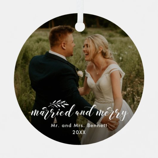 Hand Lettered Married en Merry Photo Kerstmis Metalen Ornament (Voorkant)
