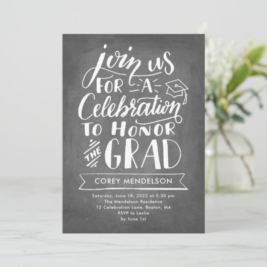 Hand Lettered Modern Chalkboard Graduation Party Kaart (Staand voorkant)