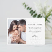 Hand Lettered Pasgeboren Baby Foto Geboorte Bedankkaart (Staand voorkant)