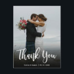 Hand Lettered Script Wedding Foto Hartelijk dank Briefkaart<br><div class="desc">Moderne minimalistische handgeschreven script bruiloft foto Dank u Briefkaart. Deze stijlvolle bruiloft dank u briefkaart sjabloon met een volledige verticale foto op de voorkant met de tekst "Dank u" in een handgeschreven kalligrafie script lettertype in witte kleur op het afbeelding. Personaliseer uw aangepaste naam en bedankbericht. Als u liever uw...</div>