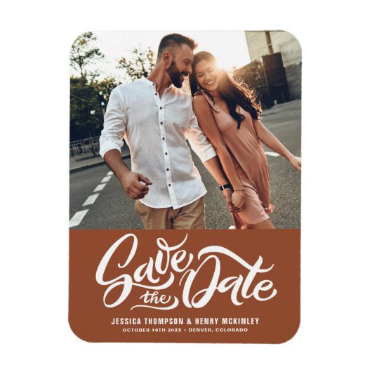 Hand Lettered Terracotta Photo Save the Date Magneet (Verticaal)