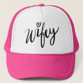 Hand lettered WIFEY vrachtwagenhoed voor nieuwe vr Trucker Pet (Voorkant)