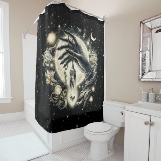 Hand met een kristal onder het maanlicht douchegordijn (In situ)