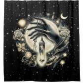 Hand met een kristal onder het maanlicht douchegordijn (Voorkant)