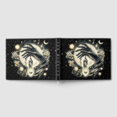 Hand met een kristal onder het maanlicht gastenboek (Volledig)