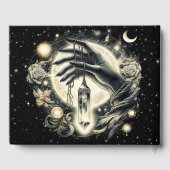 Hand met een kristal onder het maanlicht gastenboek (Achterkant)