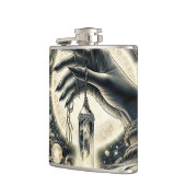 Hand met een kristal onder het maanlicht heupfles (Links)