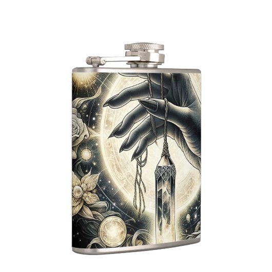 Hand met een kristal onder het maanlicht heupfles (Rechts)