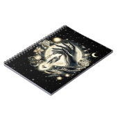 Hand met een kristal onder het maanlicht notitieboek (Linkerzijde)