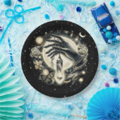 Hand met een kristal onder het maanlicht papieren bordje (Feest)