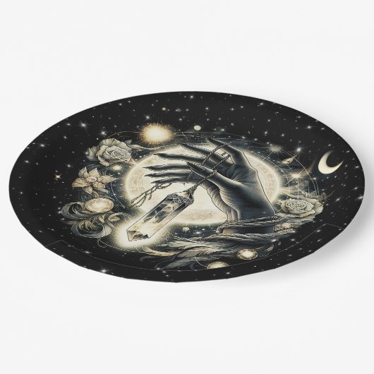 Hand met een kristal onder het maanlicht papieren bordje (Gekanteld)