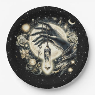 Hand met een kristal onder het maanlicht papieren bordje