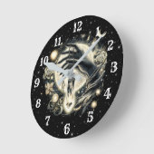 Hand met een kristal onder het maanlicht ronde klok (Hoek)