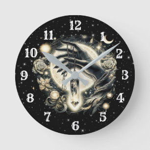 Hand met een kristal onder het maanlicht ronde klok