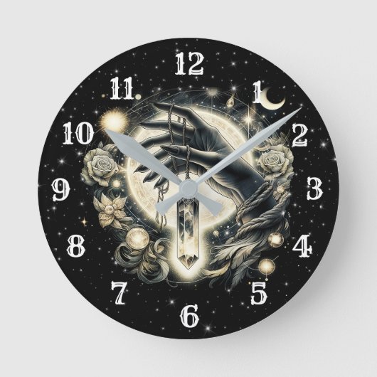 Hand met een kristal onder het maanlicht ronde klok (Voorkant)