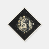 Hand met een kristal onder het maanlicht servet (Hoek)