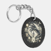 Hand met een kristal onder het maanlicht sleutelhanger (Voorkant Links)