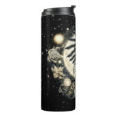 Hand met een kristal onder het maanlicht thermosbeker (Gedraaid links)