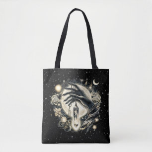 Hand met een kristal onder het maanlicht tote bag