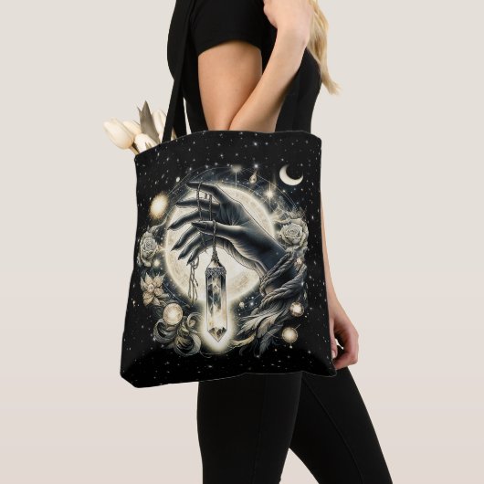 Hand met een kristal onder het maanlicht tote bag (Dichtbij)