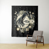 Hand met een kristal onder het maanlicht wandkleed (In situ)