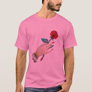 Hand met een Rozen T-shirt