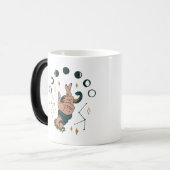 Hand met een slang magische mok (Voorkant links)