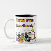 Hand over het Snoep Halloween Tshirts and Gifts Tweekleurige Koffiemok (Links)
