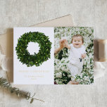 Hand Painted Boxwood Wreath Merry kerstfoto Folie Feestdagenkaart<br><div class="desc">Vrolijk kerstfeest! Stuur vakantiebezoekers naar familie en vrienden met deze klassieke gouden kerstfoto-kaart met bladfolie. Het is voorzien van een handbeschilderd gouache boxwood met eenvoudige typografie. Pas aan door uw details en foto's toe te voegen. Deze groene kerstkaart is ook verkrijgbaar in andere kartonnen dozen.</div>