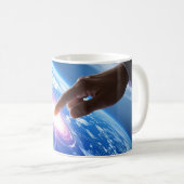 Hand raakt aarde koffiemok (Voorkant rechts)