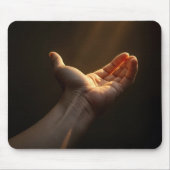 Hand reiken naar zonnestralen muismat (Voorkant)