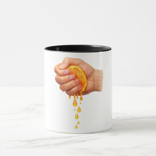 “Hand Squeezing Juicy Orange – Fresh Citrus Mug” Mok (Midden)